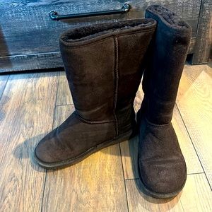 Women’s like-new tall bear paw boots (chocolate brown) size 10